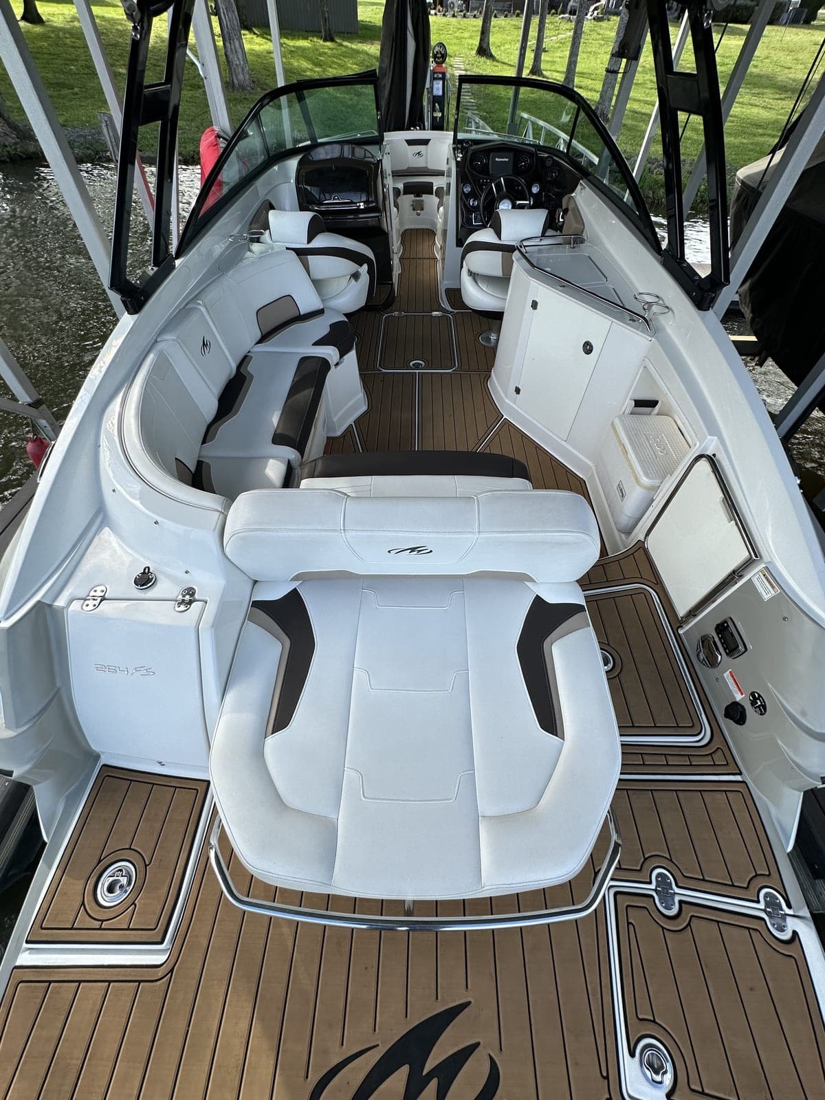 Monterey cockpit from the stern after a boat detail