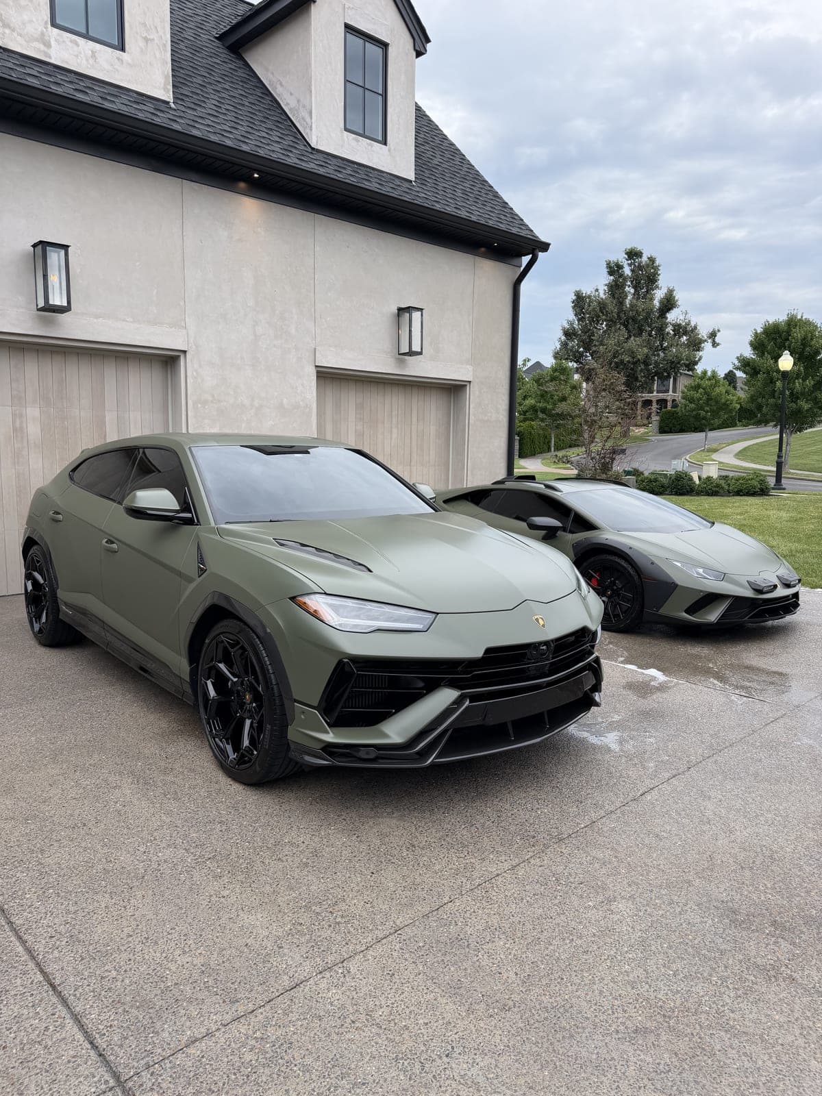 Urus and Huracan together after an exterior detail